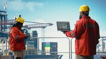 geolog på borrning pråm däck studerar geologisk Kartor till lokalisera fossil bränsle insättningar. offshore plattform specialist utför webbplats bedömning använder sig av digital kartläggning teknik, kamera en video