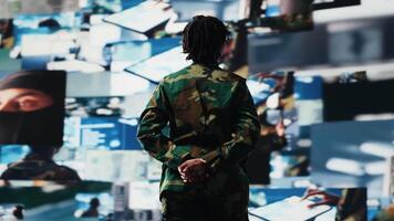 luft försvar befälhavare använder sig av radar system digital gränssnitt till upptäcka, detektera inkommande ballistisk missiler. porträtt av armén soldat med vapen korsade i bas av operationer läser in fiende raketer, kamera b video