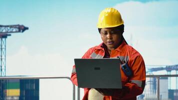 porträtt av leende offshore plattform ingenjör använder sig av övervakning app till Spår förorening data. Lycklig kvinna utför miljö- risk bedömning för borrning rigg webbplats använder sig av anteckningsbok, kamera b video