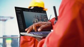 stänga upp av bärbar dator Begagnade förbi borrning rigg arbetstagare till övervaka infrastruktur system. offshore installation chef kalibrerar Utrustning med anteckningsbok enhet programvara, kamera en video