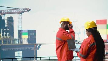 offshore plattform arbetstagare använder sig av ai llm till analysera subsea kartläggning data. borrning rigg ingenjör använder sig av prediktiv artificiell intelligens modell till bedöma subsea topologi, kamera en video