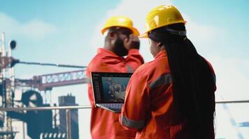 geólogo trabajando para gas empresa utilizando ordenador portátil software a determinar óptimo costa afuera perforación ubicaciones. barcaza ingeniero mirando a bien instalación sitios datos en cuaderno dispositivo, cámara si video