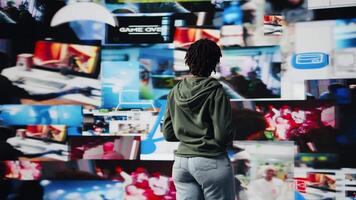 alegre mujer haciendo conferencia presentación en frente de audiencia, demostración clips en digital pared de vídeo. sonriente hombre de influencia utilizando mic a hablar acerca de contenido creación y social red experiencias, cámara un video