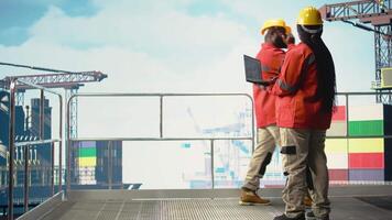 offshore ingenjör använder sig av bärbar dator till analysera subsea kartläggning data, utvärdera borrning webbplatser. arbetstagare utseende på värld Karta täcka över med hav olja resurs utforskning zoner, bedöma topologi, kamera en video