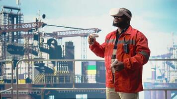 offshore rigg arbetstagare övervakning däck operationer använder sig av virtuell verklighet simulering, säkerställa överensstämmelse med säkerhet protokoll. ingenjör håller på med kolla upp på borrning rigg med vr glasögon, kamera en video