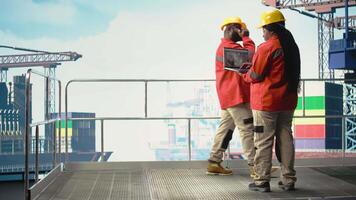 ingenjör använder sig av bärbar dator till analysera geologisk Karta och bestämma optimal offshore borrning platser. borrning rigg arbetstagare korskontroll global data, väljer ny väl installation webbplatser, kamera en video