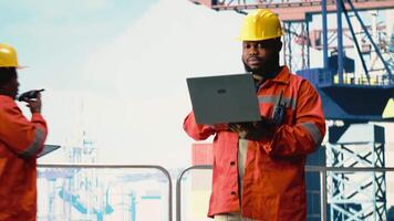 borrning rigg inspektör inspekterande integritet av offshore plattform infrastruktur med bärbar dator. man arbetssätt på borrning pråm använder sig av diagnostisk verktyg till upptäcka, detektera fel i subsea rörledningar, kamera b video