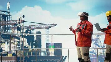 offshore rigg tekniker övervakning operationer använder sig av vr glasögon, håller på med underhåll. borrning rigg teknik team granskning energi operationer använder sig av virtuell verklighet teknologi, kamera en video