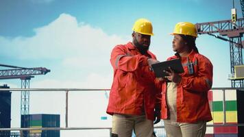 miljö- expert- inspektera offshore plattform operationer för förorening, samordnar via radio. borrning rigg arbetare utvärdera hav förorening, kommunicerar resultat med walkie talkie, kamera en video