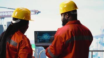offshore plattform team använder sig av djup inlärning programvara på bärbar dator till optimera borrning operationer. dator vetenskapsmän på borrning rigg fartyg analyserar geologi data använder sig av ai teknologi, kamera b video