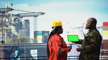 grön skärm attrapp läsplatta Begagnade förbi sjö- enhet på borrning rigg skydd infrastruktur. armén soldat på offshore plattform förhindrar piratkopiering, använder sig av krom nyckel enhet till göra säkerhet planen, kamera en video