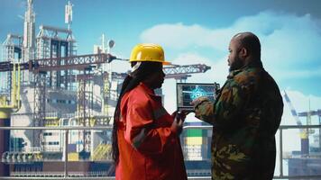 militar unidad en costa afuera plataforma utilizando artificial inteligencia automatizado mostrador terrorismo sistemas soldado proporciona proteccion a perforación barcaza utilizando ai neural red vigilancia sistemas, cámara un video