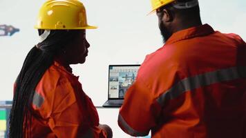 Bohren rig Boot Ingenieurwesen Mannschaft mit Laptop zu Monitor Ausrüstung Systeme. Off-Shore Plattform Teamarbeit Kollegen kalibrieren Ausrüstung mit Notizbuch Programm, tun Wartung, Kamera b video