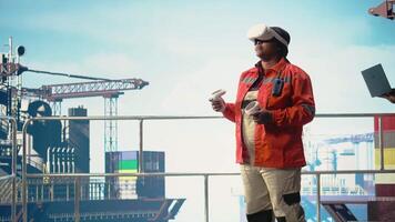 borrning rigg operatör spårning olja produktion effektivitet med vr glasögon håller på med underhåll uppgifter. offshore plattform expert- användningar virtuell verklighet teknologi till kolla upp Utrustning sensor läsningar, kamera en video