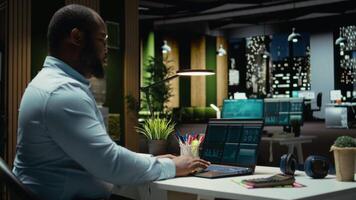 maschio finanza analista recensioni commercio conti e archiviato dati per reddito rapporti, utilizzando digitale grafici per Piano risorse assegnazione e allineare attività commerciale obiettivi con finanziario successo. telecamera un. video