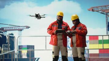 stänga upp av Drönare grej Begagnade förbi borrning rigg tekniker för snabbt Översikt av hård till nå områden. teknik team på offshore fartyg använda sig av avlägsen kontrollera uav för infrastruktur kontroller, kamera en video