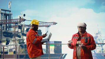 kvinna på offshore plattform däck använder sig av virtuell verklighet tech till configure fartyg förvaltning system för effektiv olja extraktion. borrning rigg fartyg arbetstagare håller på med havsbotten analys använder sig av vr headset, kamera en video