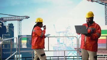 borrning rigg inspektör inspekterande integritet av offshore plattform infrastruktur med bärbar dator. man arbetssätt på borrning pråm använder sig av diagnostisk verktyg till upptäcka, detektera fel i subsea rörledningar, kamera en video