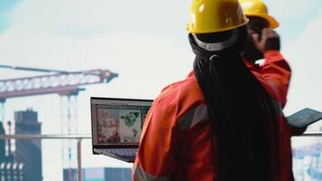 offshore ingenjör använder sig av bärbar dator till analysera subsea kartläggning data, utvärdera borrning webbplatser. arbetstagare utseende på värld Karta täcka över med hav olja resurs utforskning zoner, bedöma topologi, kamera b video