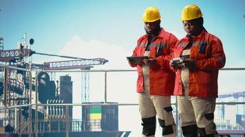 borrning rigg teknik team använder sig av Drönare till tillgång områden den där utgör miljö- risker till människor. offshore plattform medarbetare använda sig av avlägsen kontrollera uav till uppträdande antenn undersökningar, kamera en video