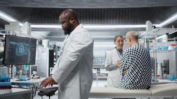 científico lo hace pruebas en paciente en clínico estudiar con ai análisis y tecnología, medición Dosis efectos y investigación con neural redes evaluando lado efectos a avanzar farmacología. cámara una. video