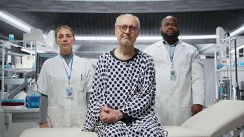 retrato de científico equipo pruebas nuevo drogas en un mayor paciente en moderno laboratorio, trabajando en tratamiento desarrollo y examinando posible lado efectos o reacción a Dosis. salud progreso. cámara una. video