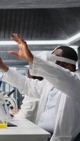 vertikal labb ingenjör på pc skrivbord använder sig av vr glasögon till se på 3d molekyl modell, roterande Det. nanoteknologi forskare använder sig av virtuell verklighet simulering i medicinsk labb, håller på med hand gester, kamera en video