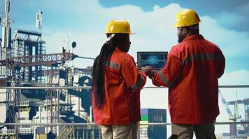 costa afuera plataforma técnicos utilizando neural red ai llm chatbot a mejorar perforación exactitud. Ingenieria equipo usos artificial inteligencia máquina aprendizaje modelo a evitar mal funcionamiento, cámara un video