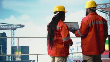 offshore plattform anställda använda sig av prestanda förvaltning programvara till observera operationer. besättning användningar bärbar dator program integrering sensor avläsningar till klara av industriell pråm operationer, kamera en video