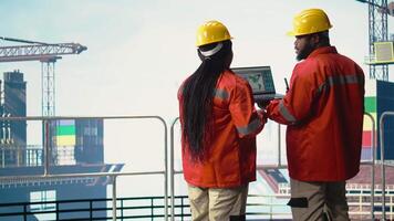 técnicos en perforación barcaza cubierta estudiando geológico mapas a identificar recurso depósitos. costa afuera plataforma expertos realizar sitio evaluación, cartografía perforación sitio disposición, cámara un video