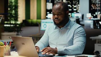 oberati di lavoro maschio lavoratore controllo calendario prima programmazione Fidanzamento, raccolta su il suo smartphone per risposta testi e leggere notifiche. persona ottenere distratto e accigliato. telecamera b. video