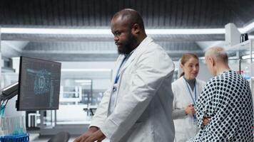 científico lo hace pruebas en paciente en clínico estudiar con ai análisis y tecnología, medición Dosis efectos y investigación con neural redes evaluando lado efectos a avanzar farmacología. cámara b. video