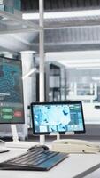vertical tábua e pc dentro laboratório monitores dna visualização Programas usava para processo paciente dados para clínico pesquisar. digital interface usava para genético análise diagnóstico dentro laboratório, jib baixa tiro video