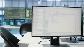 datorer i data Centrum värd rackmontering säkerställa felfri operationer betingelser. stänga upp av pc monitorer på skrivbord Begagnade för övervakning data Centrum enheter energi konsumtion, handhållen kamera skott video