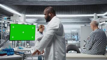 groen scherm De volgende naar zwart medisch aan het studeren gegevens voor drug testen in laboratorium, evalueren dosering en potentieel kant Effecten. controle chemisch reacties en veiligheid naar ondersteuning wetenschap doorbraak. camera a. video