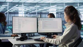 computador cientista trabalhando dentro diverso computador rede segurança dados Centro ambiente de trabalho, garantindo ótimo desempenho. Programas desenvolvedor monitoramento energia consumo através servidor prateleiras video