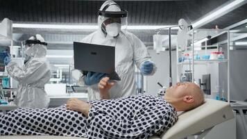 vetenskapsmän arbetssätt i en virologi enhet med labb testning på smittad patient, studerar bakterie och immun svar för sjukdom förebyggande och behandling genombrott. förebyggande Centrum. kamera a. video