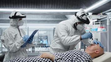 vetenskapsmän arbetssätt i en virologi enhet med labb testning på smittad patient, studerar bakterie och immun svar för sjukdom förebyggande och behandling genombrott. förebyggande Centrum. kamera b. video