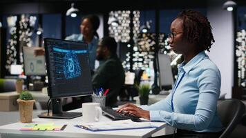 ung kvinna analytiker användningar ai neuralt nät för data brytning och optimering, arbetssätt i en multinationell företag med automatisering verktyg. artificiell intelligens digital verktyg för Framgång. kamera b. video