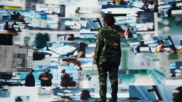 militar oficial supervisa misión controlar en digital monitor demostración inteligencia alimenta soldado soportes en frente de mando pantallas usado para vigilancia y amenaza supervisión, cámara un video