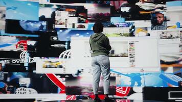 användare användningar multimedia videovägg till se på internet kanaler, isolerat över digital bakgrund. kvinna njuter obegränsat metavers innehåll, 360 grader rotation, kamera en video