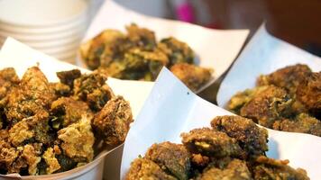 friterad shiitake svamp med räka klistra på en tallrik roterande video