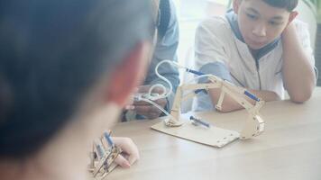 jovem professor ensino grupo aluna sobre Ciência e explicando tecnologia e criatividade às laboratório do escola, crianças estudando e Aprendendo experimentar Ciência dentro a laboratório, Educação conceito. video