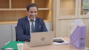 verkställande upptagen arbetssätt på bärbar dator dator och talande smartphone med lycka medan Framgång i de kontor, affärsman telefon ring upp med självsäker på företags, företag begrepp. video