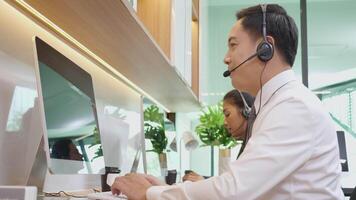 kund service med vänlig, man och kvinna ring upp Centrum och operatör för Stöd klient, grupp av företag team med bistånd. video