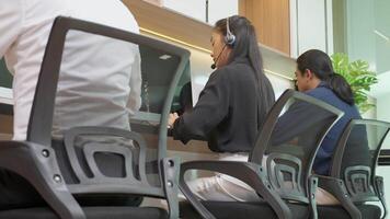 kund service med vänlig, man och kvinna ring upp Centrum och operatör för Stöd klient, grupp av företag team med bistånd och konsult, rådgivare kundtjänst. video