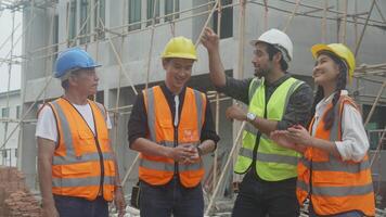 lavoro di squadra architetto armonioso con mani per realizzazione insieme, ingegnere e costruzione luogo, squadra costruttore e contraente sviluppo Residenziale mentre riuscito, collega e amicizia. video