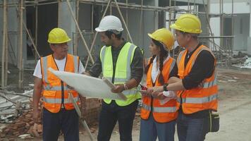 team entreprenör och arkitekt med förman förklara handla om schema byggnad webbplats för planera projekt till arbetstagare och ser plan, konstruktion webbplats, utveckling och strukturera. video
