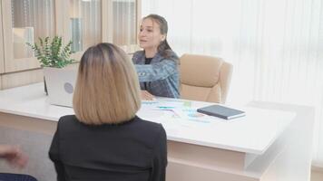 gruppo attività commerciale persone squadra incontro e discutere di marketing durante esecutivo o manager e associazione e tremante mani mentre successo a ufficio, capo spiegando progetto con compagno. video