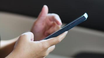 hand innehav och använder sig av smartphone inuti bil för navigering gps, som visar teknologi och kommunikation medan reser, närbild video